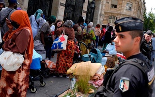 Парижда 300 дан ортиқ бошпанасиз одамлар норозилик намойиши ўтказди