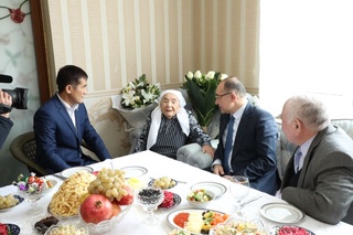 Юз билан юзлашган журналист