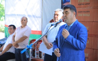 Наманган вилояти ҳокими Наманган туманида нуронийлар билан учрашди