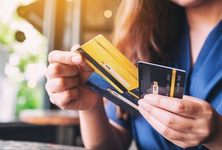 Комитет по развитию конкуренции направил в Центральный банк запрос о защите прав граждан при операциях с кредитными картами