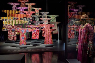 Дар Париж намоишгоҳи «Роҳ ба сӯи Самарқанд. Мӯъҷизаҳои абрешим ва тилло», бахшида ба санъати зинативу амалӣ ва либоси миллӣ кори худро анҷом дод