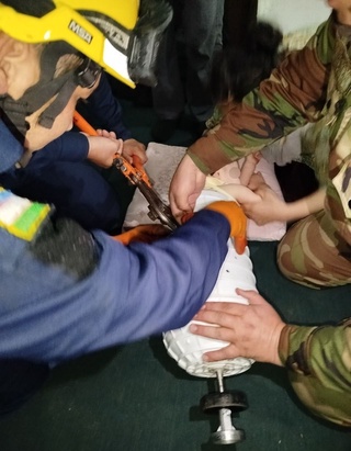 Кир машина ичига тиқилиб қолган болакай қутқарилди