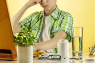 Врачи назвали витамины для повышения успеваемости школьника