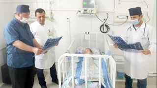 Bobosi bilan eskalatordan qulab tushgan navoiylik 3 yoshli bolaning ahvoli yaxshilanib bormoqda