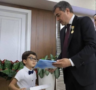 Министр энергетики вручил подарок Президента 6-летнему будущему энергетику