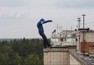 Мактаб ўқувчиси ўзини 3-қаватдан пастга ташлагани айтилмоқда