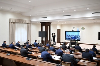 Мутасаддиларга йил охиригача 200 та дуккакли экин экиш-йиғиш техникасини олиб келиш топширилди