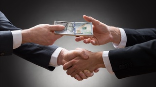 Икки фуқарони ОТМ га ўқишга киритиб беришни ваъда қилган фирибгар 3000 доллар билан қўлга тушди