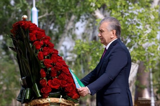 President lays flowers at the “Ode to Fortitude” Memorial