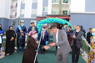 Қаршида 240 та хонадон эгаларига янги уйларнинг калитлари топширилди