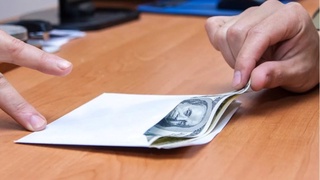 Фуқароларни 4 000 АҚШ долларига ўқишга киритиб қўймоқчи бўлган фирибгарлар ушланди