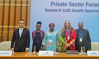 Глава МИПТ Узбекистана провел ряд встреч в Авазе в рамках конференции ООН