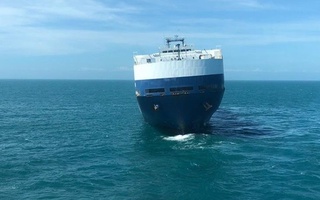 Minglab yangi avtomashinalar ortilgan kema Vetnam yaqinida yonib ketdi