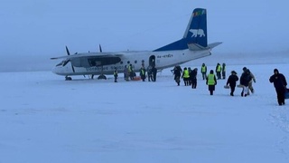Ёқутистонда самолёт учиш-қўниш йўлагига эмас, музлаган дарёга қўнди