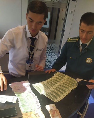 Россия фуқаросининг "Афросиёб"да унутиб қолдирган сумкасидан қарийб ярим миллион рубль чиқди