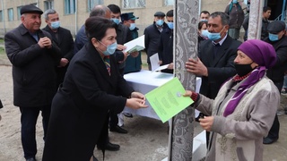 Sirdaryoda uyga muhtoj 20 nafar xotin-qizlarga uy berildi