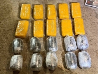 В Намангане задержаны трое человек, пытавшиеся ввезти около 20 кг наркотических средств в сумке