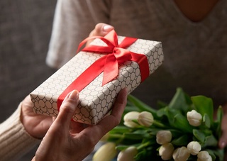 Давлат хизматчисининг совға олиши нега тартибга солинмоқда?