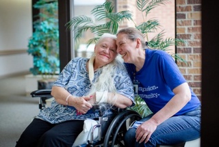 Коронавирус 50 йил кўришмаган опа-сингилни учраштирди