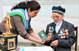 Қарийб юз ёшли уруш қатнашчисига туғилганлик гувоҳномаси топширилди