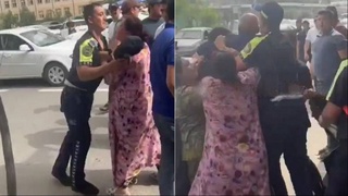 Дар Сурхондарё як гурӯҳ бонувон ба корманди нозири роҳ ҳамла карданд