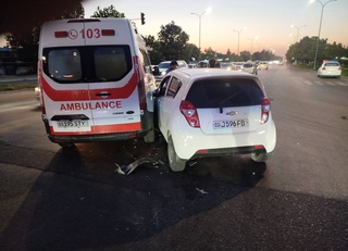 Тошкентда тез ёрдам машинаси "Spark" билан тўқнашди