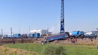 Жиззахда юриб кетаётган поезд юк машинаси билан тўқнашиб кетди