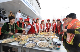 Talabalar “Joʻxori gurtuk kuni“ni koʻtarinki kayfiyatda nishonladilar