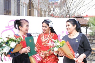 “Аёлга эҳтиром, аёлга таъзим” – Баҳор мушоираси қизғин кечмоқда