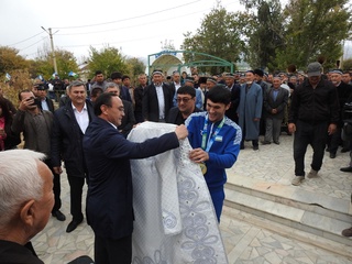 Jahon chempioni ota yurtida tantanali kutib olindi