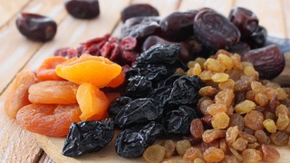 Курага очистит сосуды, а изюм успокоит нервы...