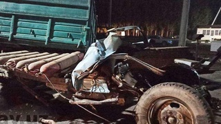 Юк автомашинаси поезд билан тўқнашди