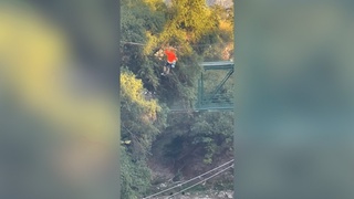 Олти ёшли бола пўлат арқонли аттракциондан тушиб кетди