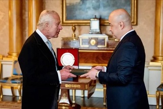 Сафири Ӯзбекистон ба Подшоҳи Британияи Кабир эътимодномаи худро супурд