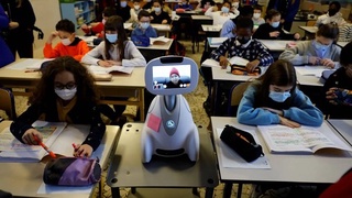 Yaponiyada bolalar o'rniga maktabga maxsus robotlarni yuborishga ruxsat beriladi