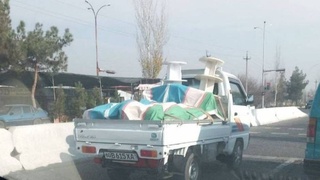 Andijonda yuklar ustini davlat bayrog‘i bilan yopib harakatlangan haydovchi jarimaga tortildi