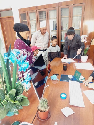 Xayrabod qishlogʻida yashovchi bir oilaning 5 nafar farzandi guvohnomali boʻldi