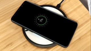 Telefonni simsiz quvvatlantirganda qanday xavf yuzaga keladi?