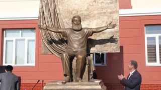 В Термезе открыт памятник Рузи Чориеву