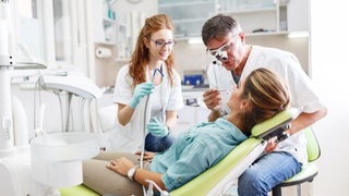 Bemorga qoʻpol muomala qilgan stomatologga xayfsan berildi