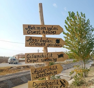 Туризм қишлоғи учун йўл кўрсаткич белгилари ўрнатилди