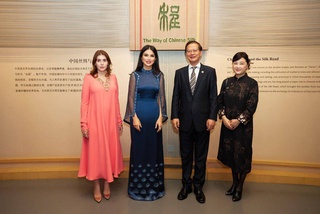 "Осиёи рангоранг: намоишгоҳи либосҳои осиёӣ"