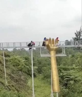 Indoneziyada oynavand ko'prikning bir qismi sinib tushdi: oqibatda bir kishi halok bo'ldi