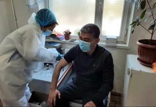 Namangan viloyat kardiologiya markazi direktori oʻz jamoasida “COVID-19”ga qarshi emlashni boshlab berdi