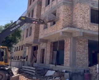 Samarqandda noqonuniy qurilgan bino buzib tashlandi