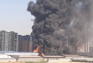 В Ташкенте на складе произошел сильный пожар