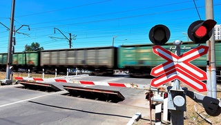 Ayrim temir yoʻl kesishmalaridagi “Stop” belgilari boshqariluvchi svetoforlarga almashtiriladi