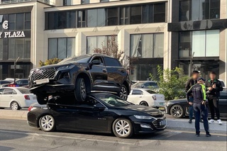 Yashnobodda “Chery” avtomashinasi “Malibu” ustiga chiqib ketdi