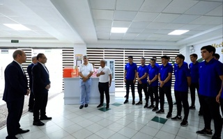 Олий таълим, фан ва инновациялар вазири Қўнғиротбой Шарипов «ФарДу» футбол жамоаси билан учрашди