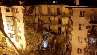 Астраханда кўп қаватли уйнинг бир қисми қулаб тушди